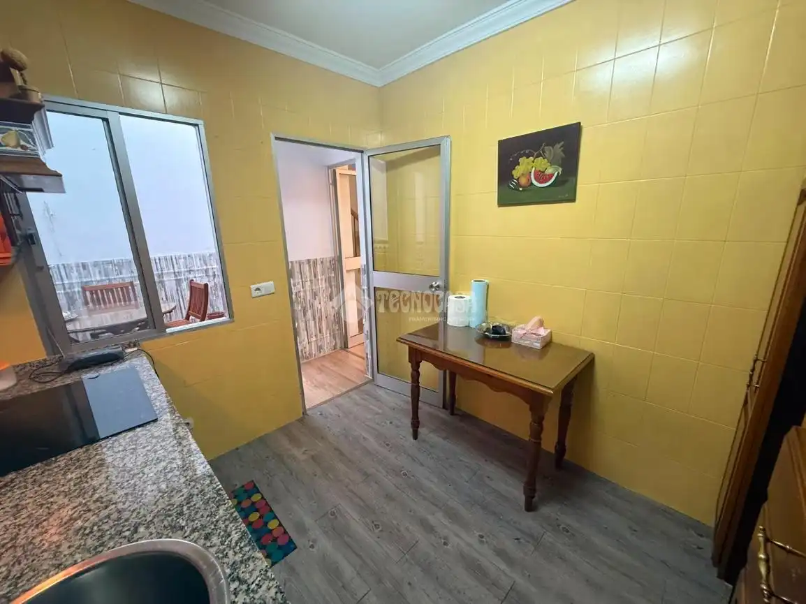 Schlafzimmer von Einfamilien-Reihenhaus zum Verkauf in La Puebla de Cazalla mit Klimaanlage, Terrasse und Balkon