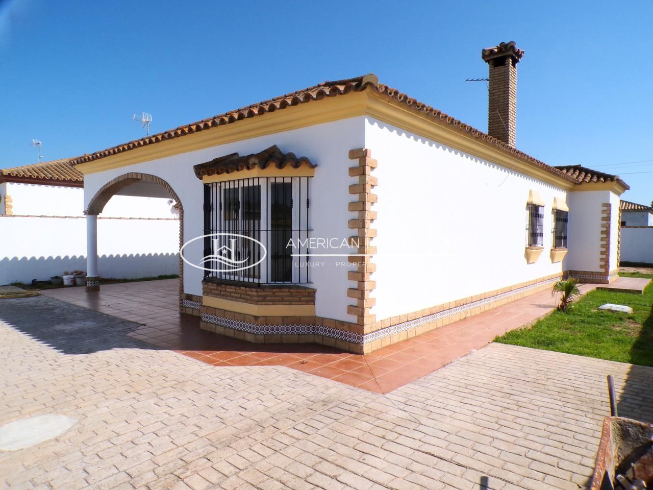 Exterior view of House or chalet for sale in Chiclana de la Frontera  with Air Conditioner and Private garden