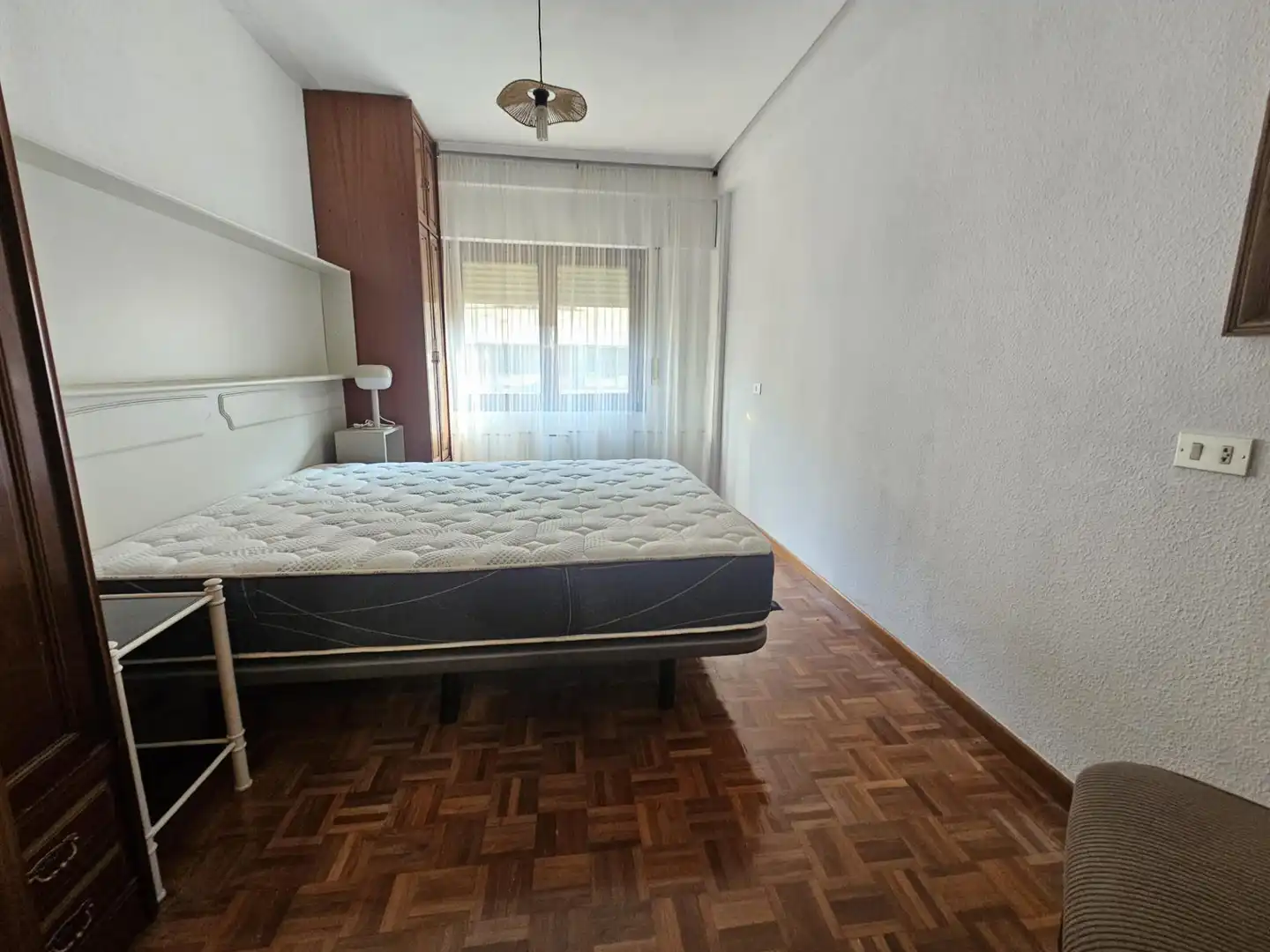 Dormitori de Apartament de lloguer en Salamanca amb Calefacció, Parquet i Moblat