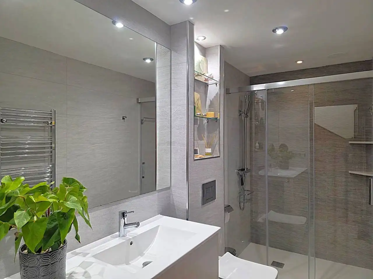Badezimmer von Einfamilien-Reihenhaus zum Verkauf in Sada (A Coruña) mit Klimaanlage, Heizung und Privatgarten