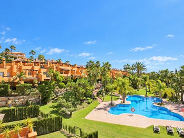 Casa pareada con piscina en venta en ATALAYA HILL-CLUB 1