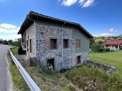 Vista exterior de Casa o xalet en venda en Piloña amb Jardí privat i Terrassa