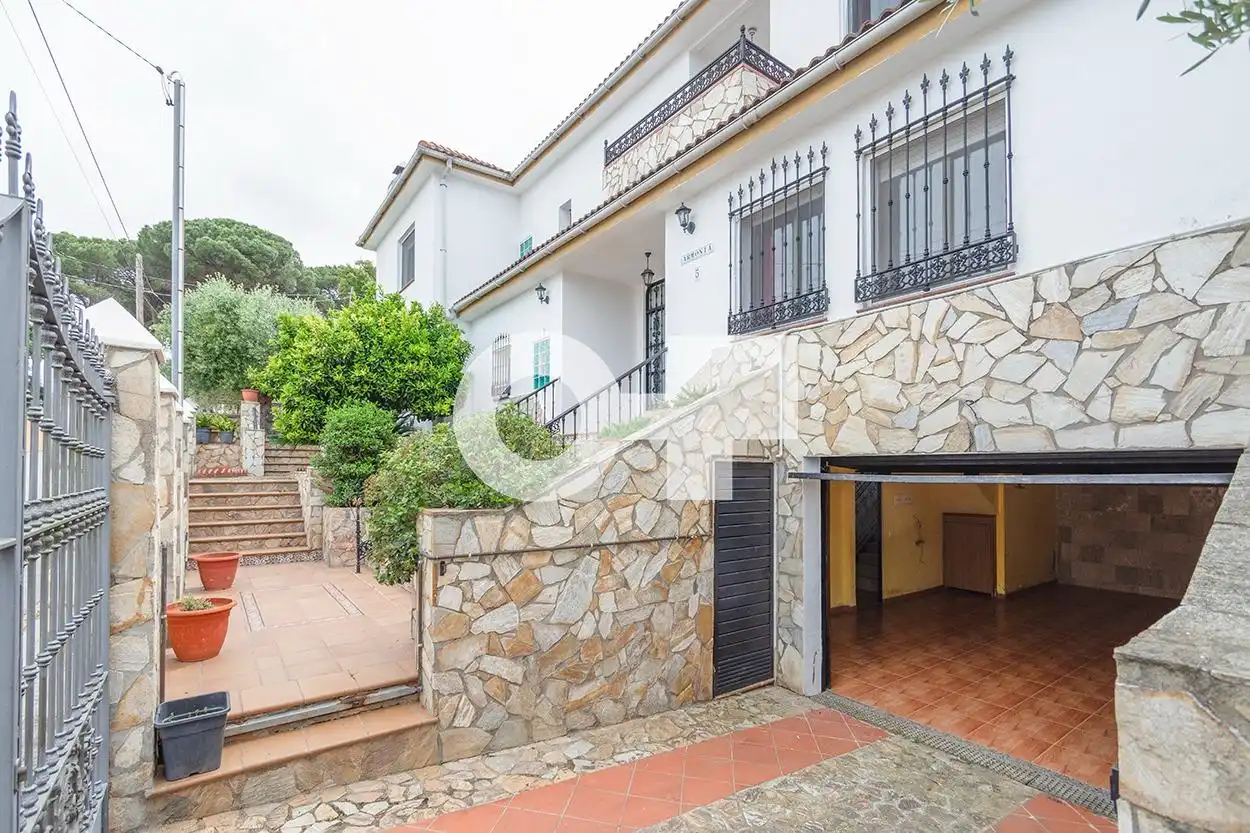Vista exterior de Casa o xalet en venda en Tordera amb Calefacció, Terrassa i Piscina
