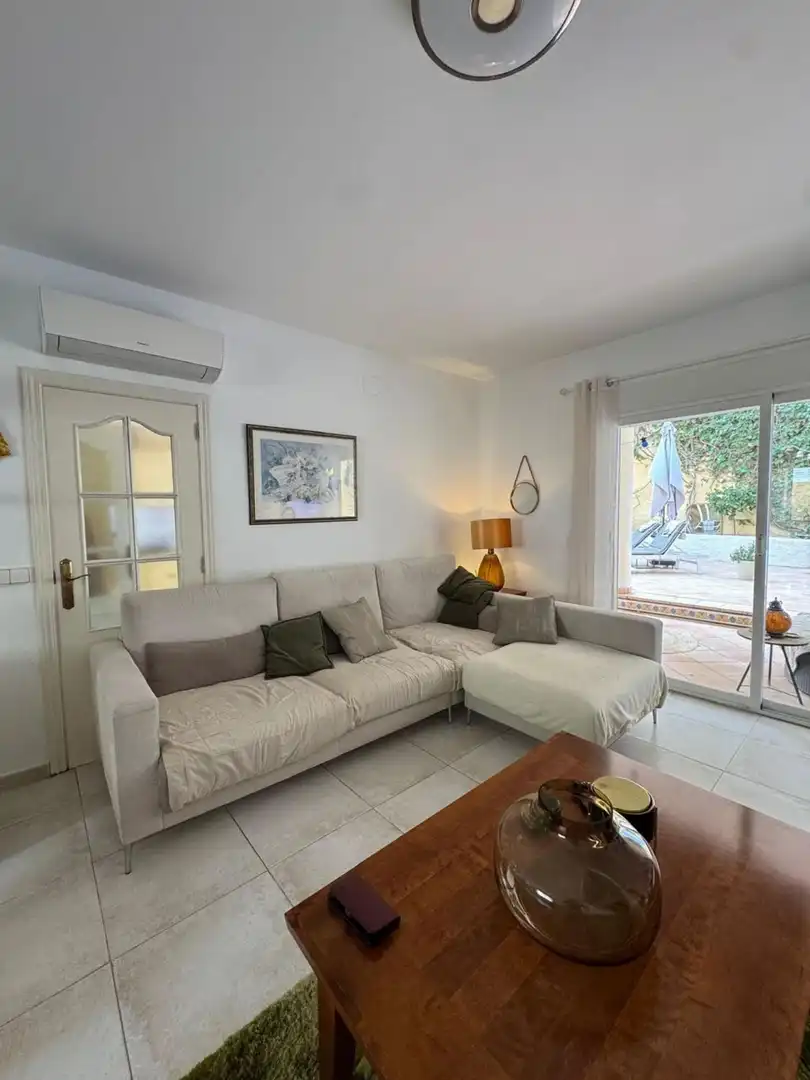 Sala d'estar de Casa o xalet en venda en L'Alfàs del Pi amb Aire condicionat, Jardí privat i Terrassa