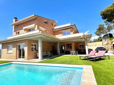 House with pool for sale in Olivella