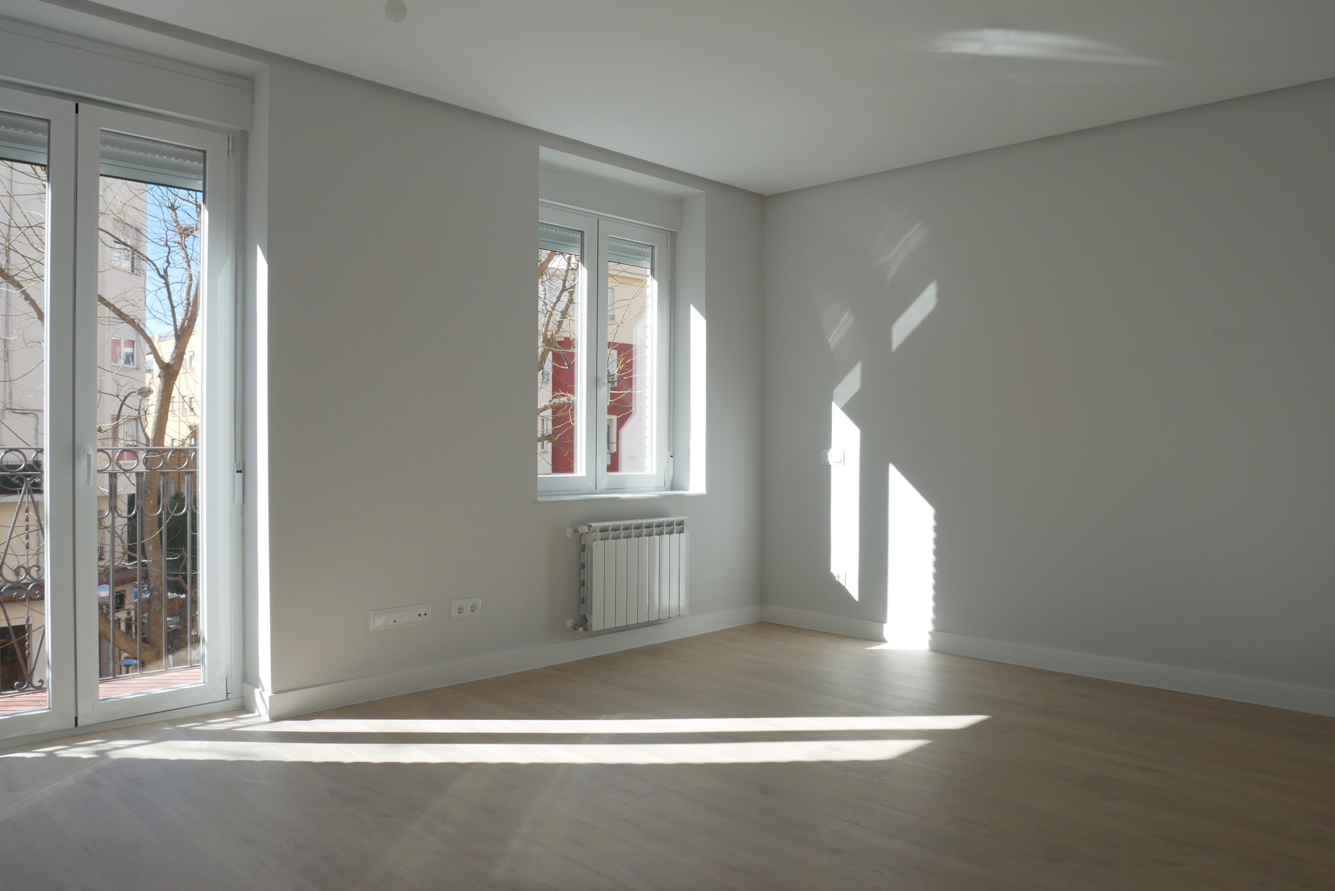Wohnzimmer von Wohnung zur Miete in  Madrid Capital mit Parkett, Ofen und Balkon