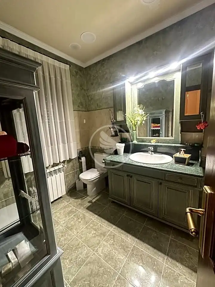 Bany de Casa o xalet en venda en Linares amb Aire condicionat, Calefacció i Jardí privat