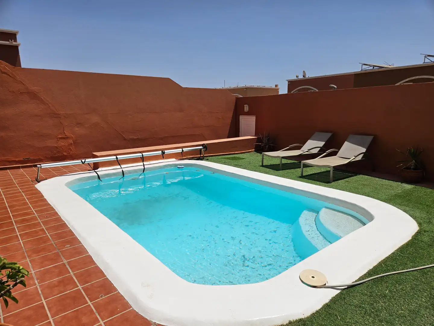 Piscina de Casa adosada en venda en Puerto del Rosario amb Aire condicionat, Jardí privat i Terrassa