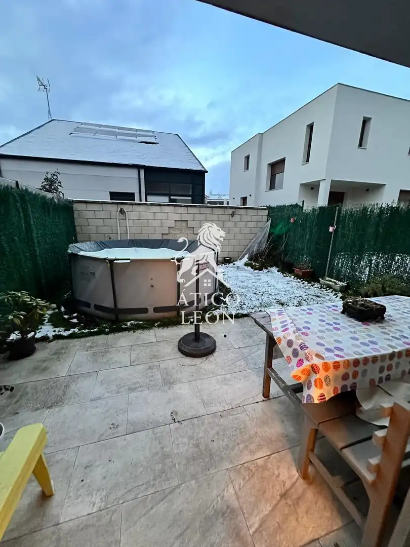 Terraza de Casa adosada en venta en San Andrés del Rabanedo con Calefacción, Jardín privado y Parquet