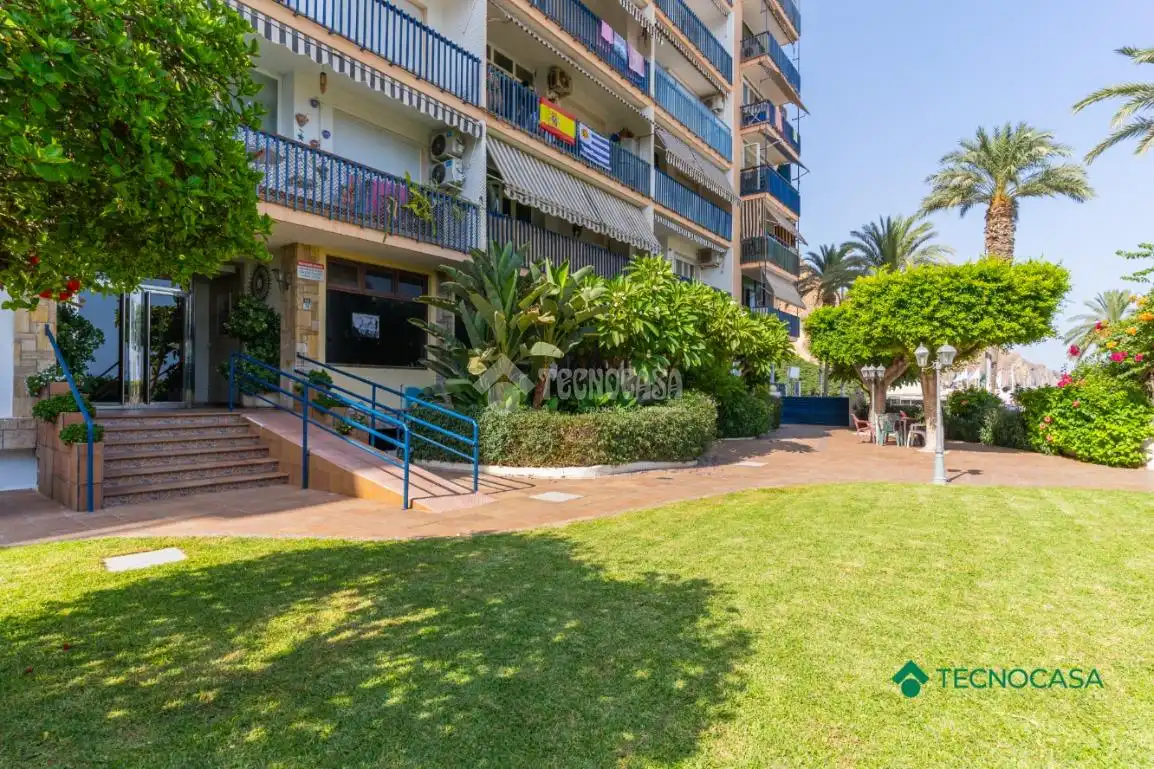 Vista exterior de Pis en venda en Roquetas de Mar amb Aire condicionat i Terrassa