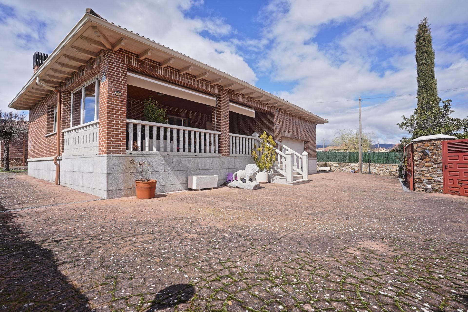 Vista exterior de Casa o chalet en venta en Gargantilla del Lozoya con Calefacción, Jardín privado y Terraza