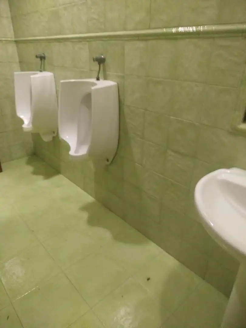 Badezimmer von Geschaftsraum zur Miete in Sanlúcar la Mayor mit Klimaanlage