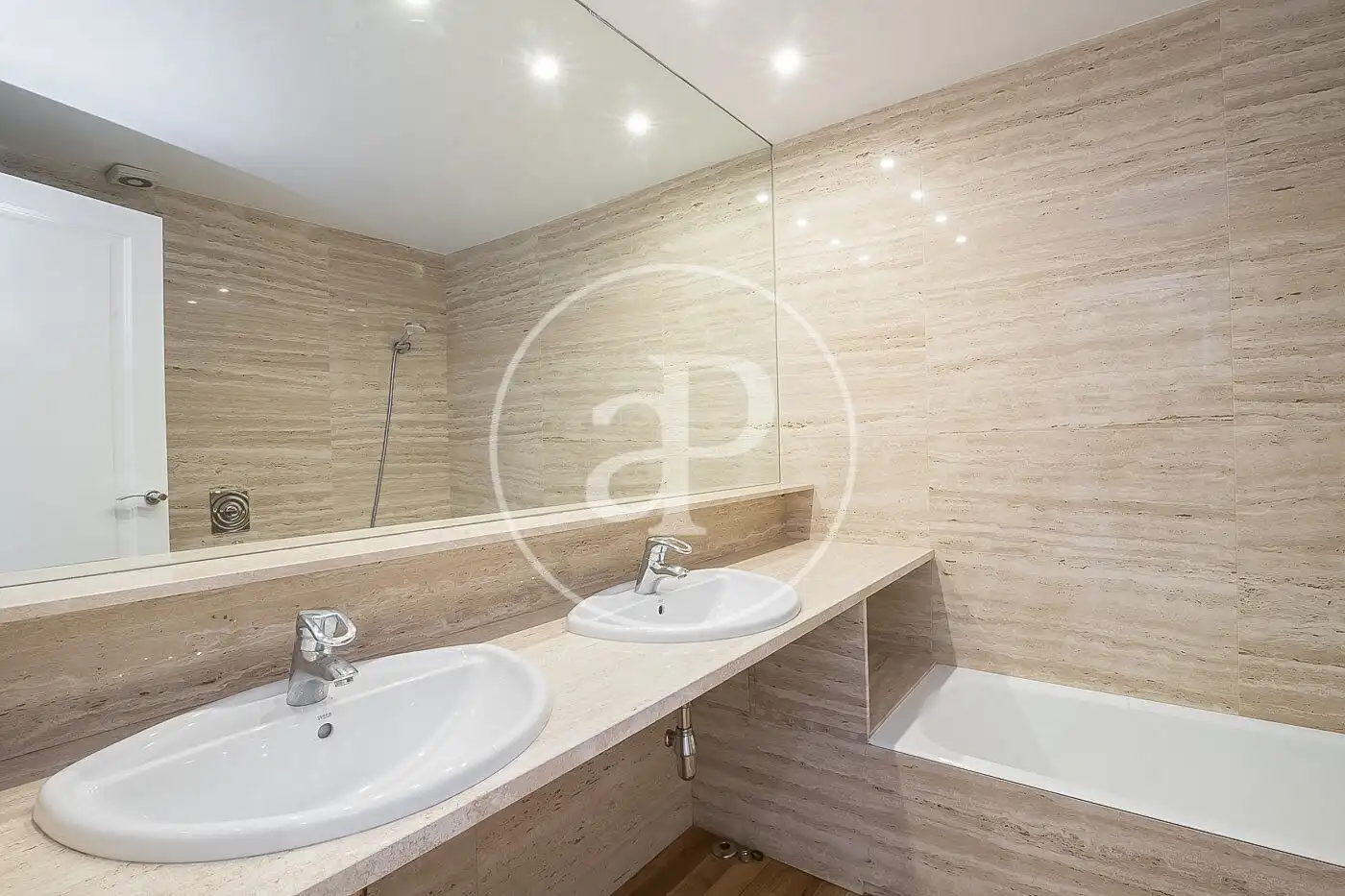 Bathroom of Houses for rent in Barcelona  with Air Conditioner, Heating and Private garden