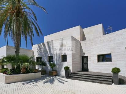 Vista exterior de Casa o xalet en venda en Empuriabrava amb Aire condicionat, Terrassa i Piscina