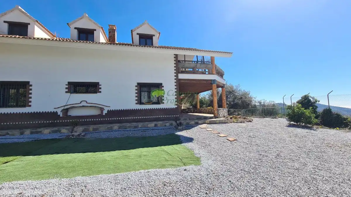 Vista exterior de Finca rústica en venda en Canillas de Albaida amb Aire condicionat, Calefacció i Jardí privat