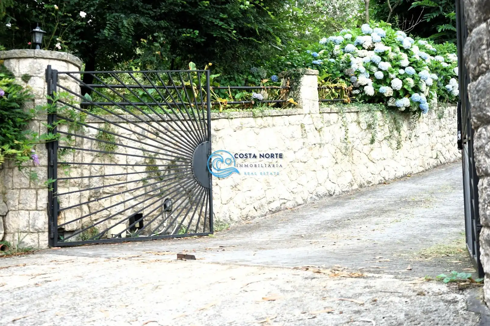 Vista exterior de Casa o chalet en venta en Reocín con Trastero y Amueblado