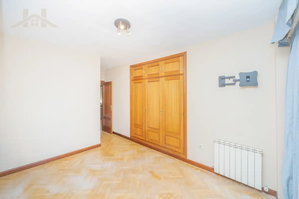 Habitación de Casa adosada en venta en Torrelodones con Aire acondicionado, Calefacción y Jardín privado