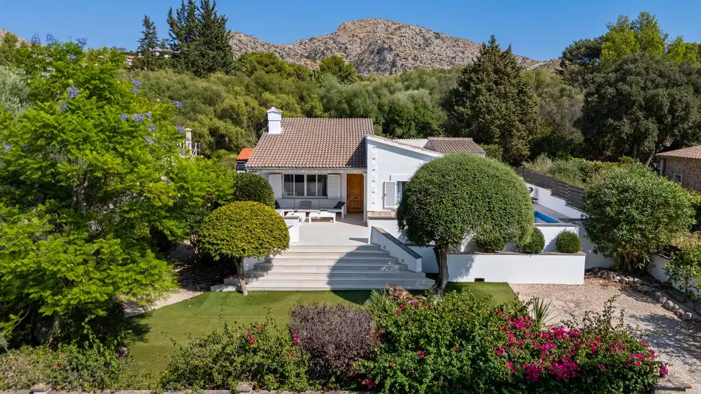 Vista exterior de Casa o xalet en venda en Alcúdia amb Aire condicionat, Jardí privat i Terrassa