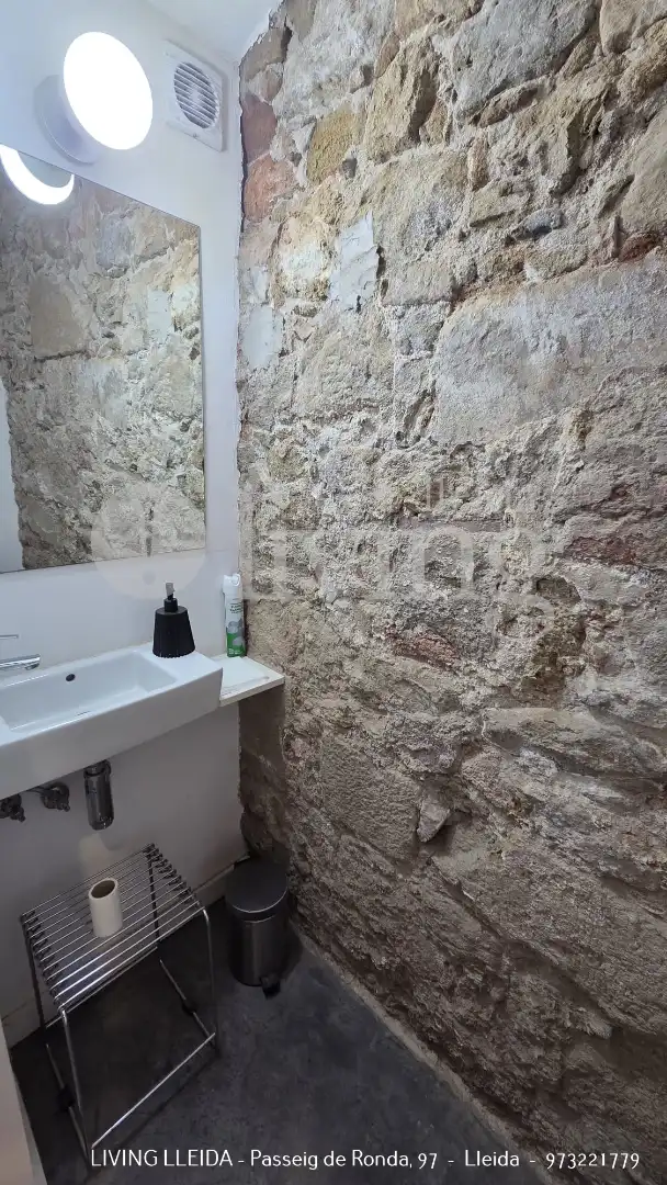 Bany de Local de lloguer en Lleida amb Aire condicionat, Calefacció i Moblat