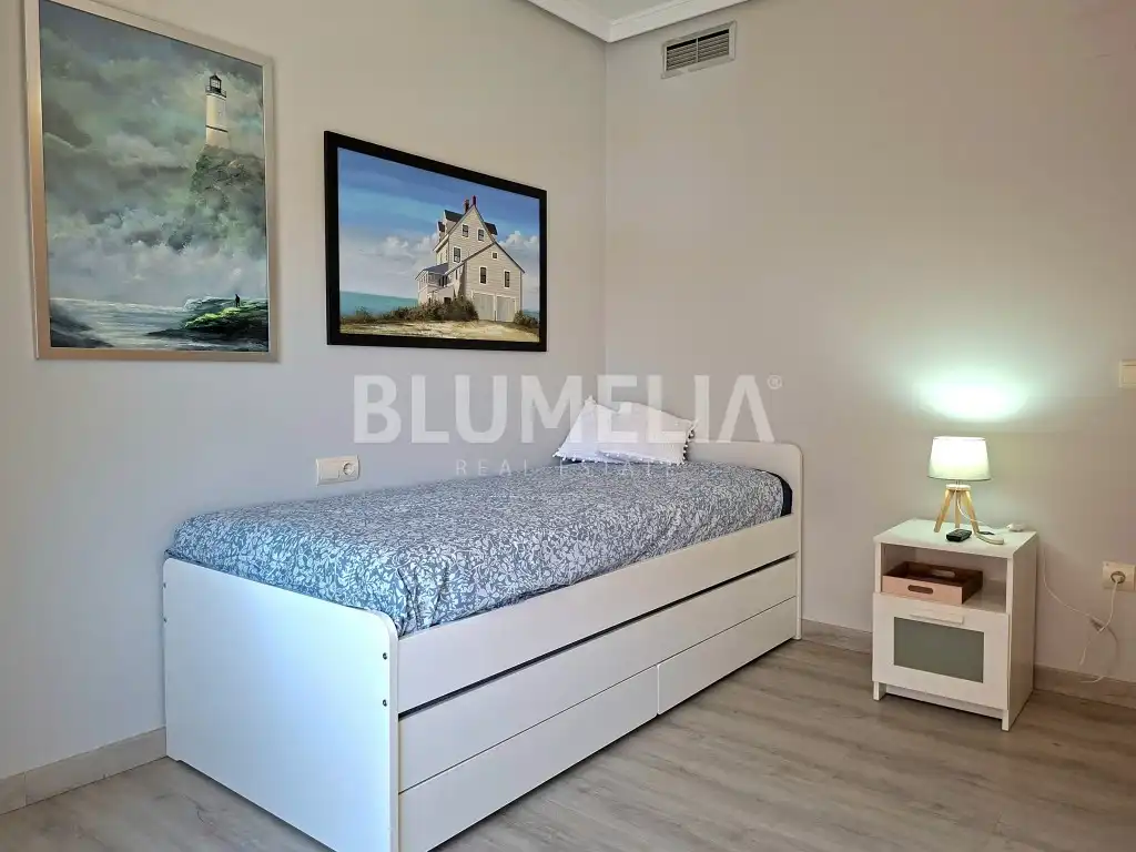 Habitación de Apartamento de alquiler en Dénia con Aire acondicionado, Calefacción y Jardín privado