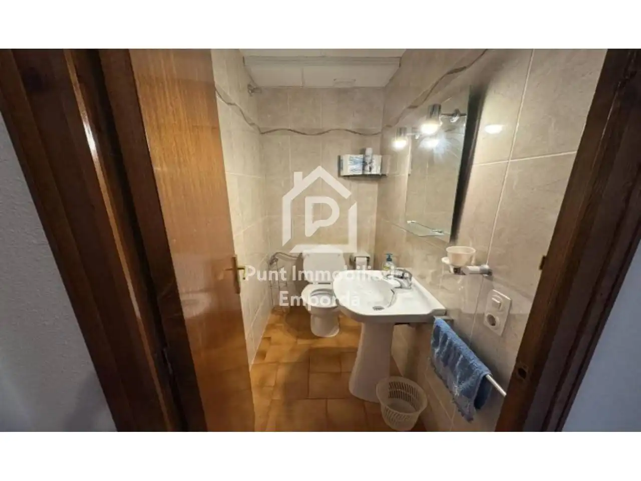 Badezimmer von Wohnungen zum Verkauf in Empuriabrava mit Klimaanlage und Terrasse