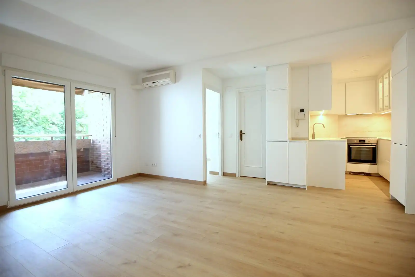 Living room of Flat for rent in  Madrid Capital  with Air Conditioner, Heating and Terrace
