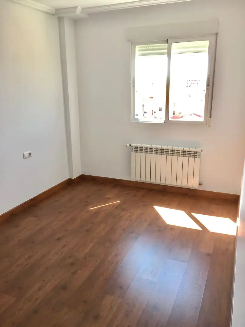 Habitación de Apartamento de alquiler en Albacete con Calefacción, Parquet y Balcón