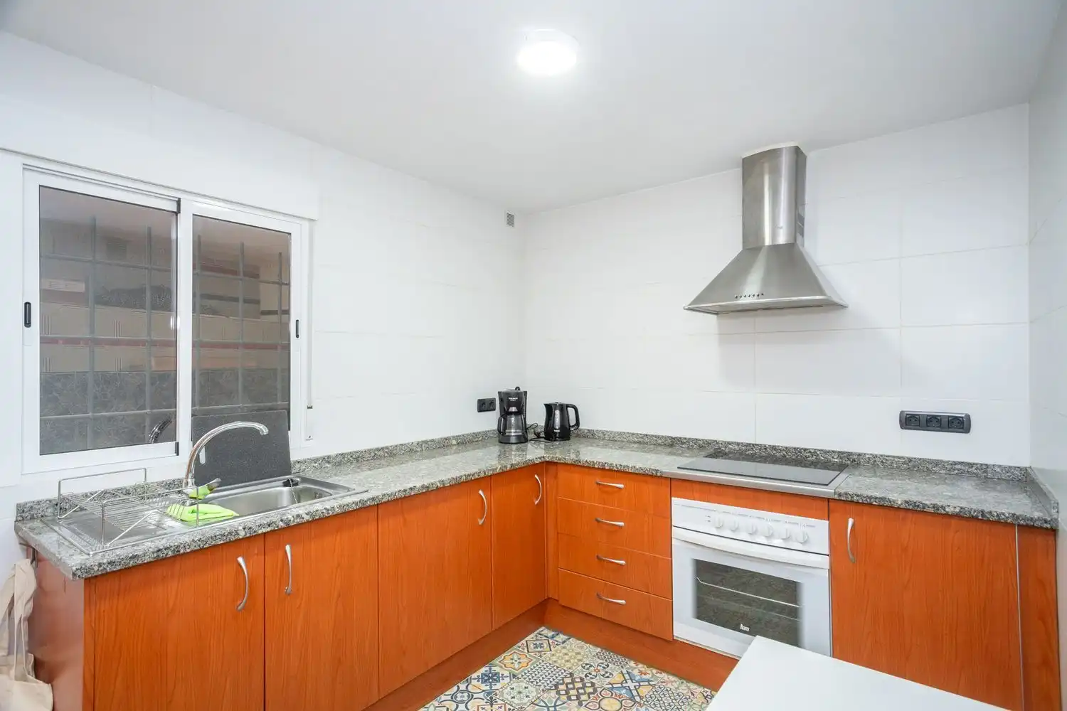 Cocina de Piso de alquiler en Girona con Calefacción, Terraza y Trastero