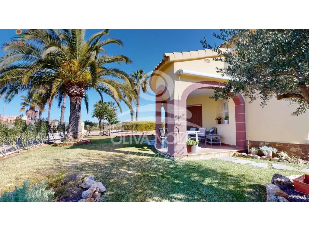 Vista exterior de Casa o chalet en venta en Oliva con Jardín privado
