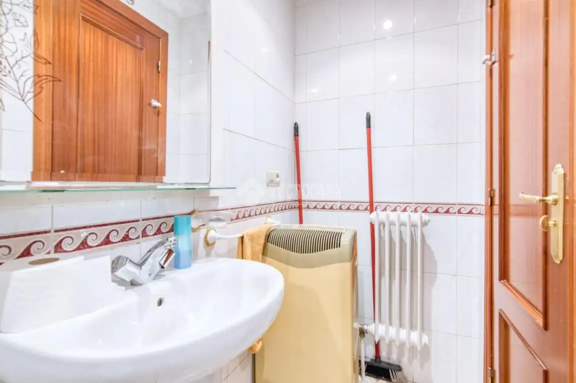 Bathroom of Flat for sale in Salamanca  with Heating and Balcony