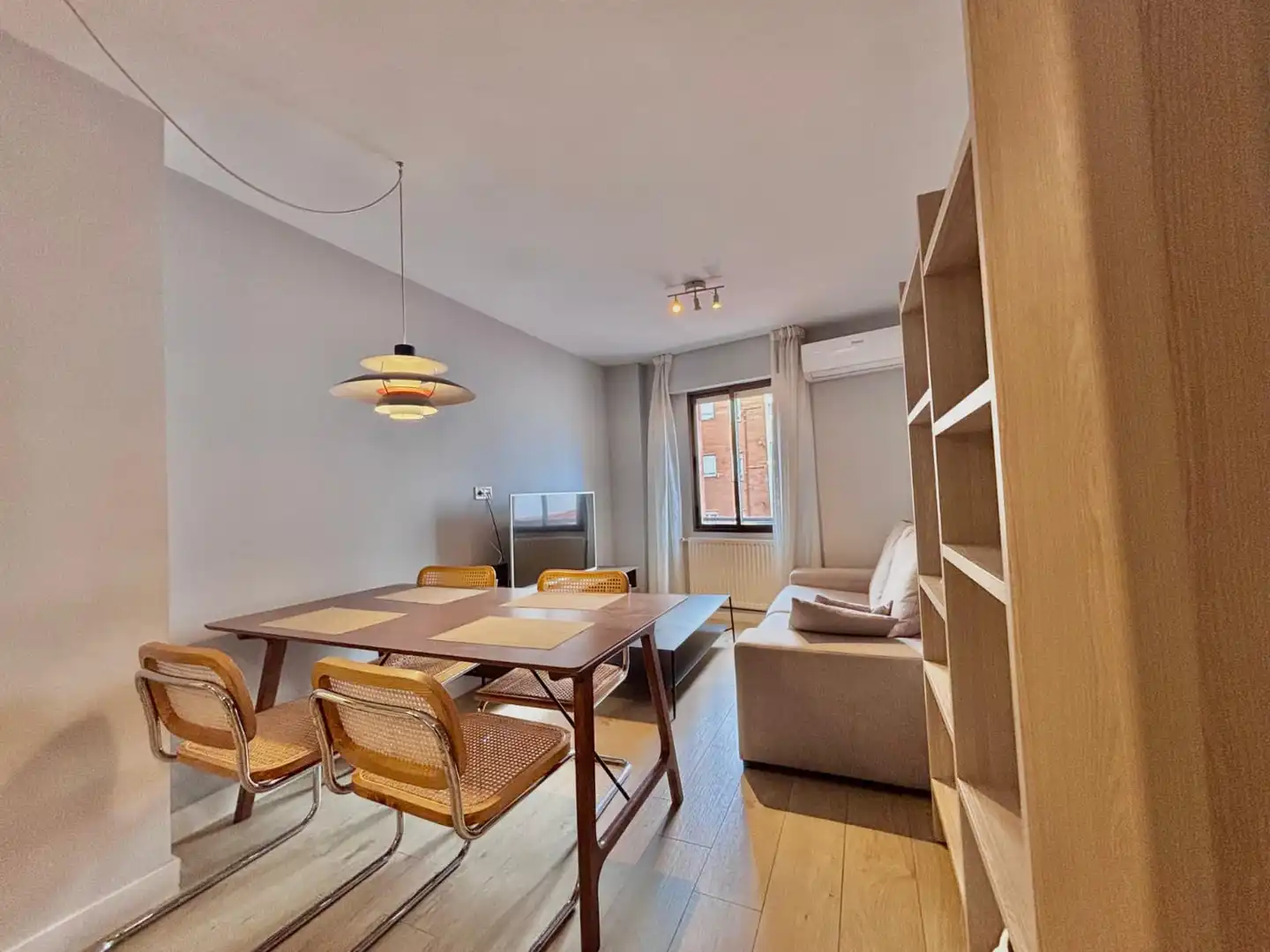 Sala d'estar de Pis de lloguer en  Madrid Capital amb Aire condicionat, Calefacció i Moblat