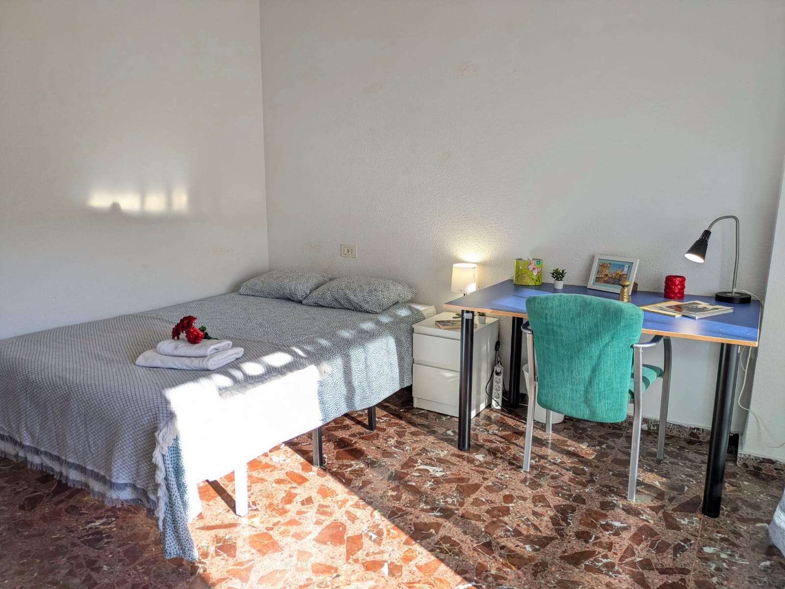 Bedroom of Flat to share in Paterna  with Air Conditioner and Terrace