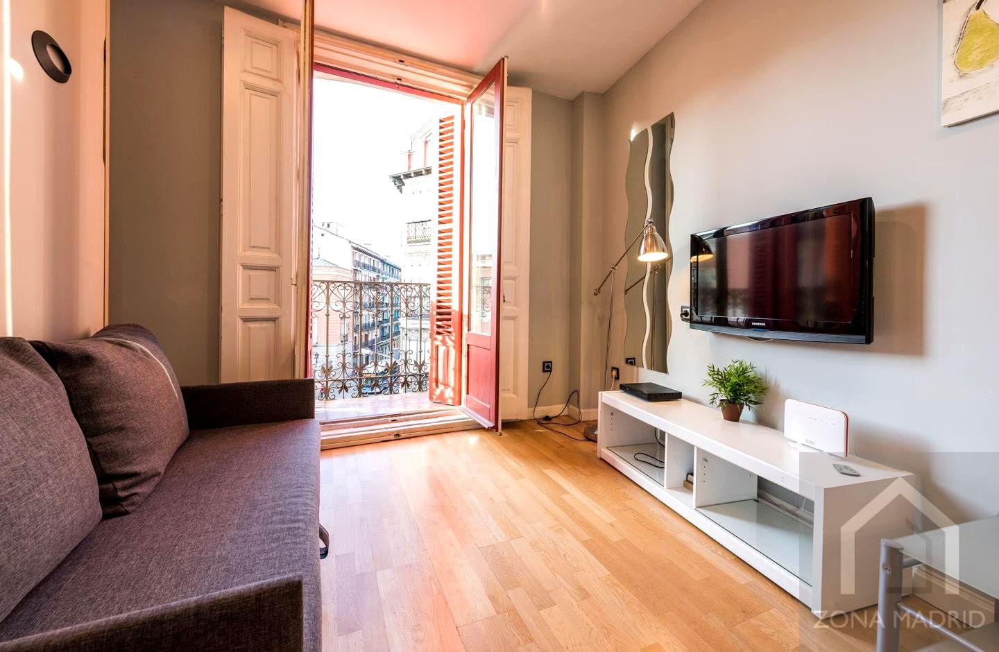 Sala d'estar de Estudi en venda en  Madrid Capital amb Moblat