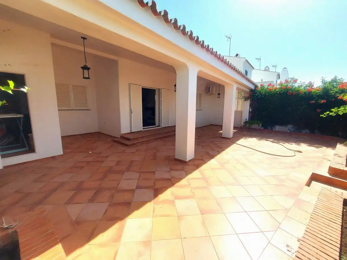 Vista exterior de Casa adosada en venta en Almonte con Terraza, Trastero y Balcón