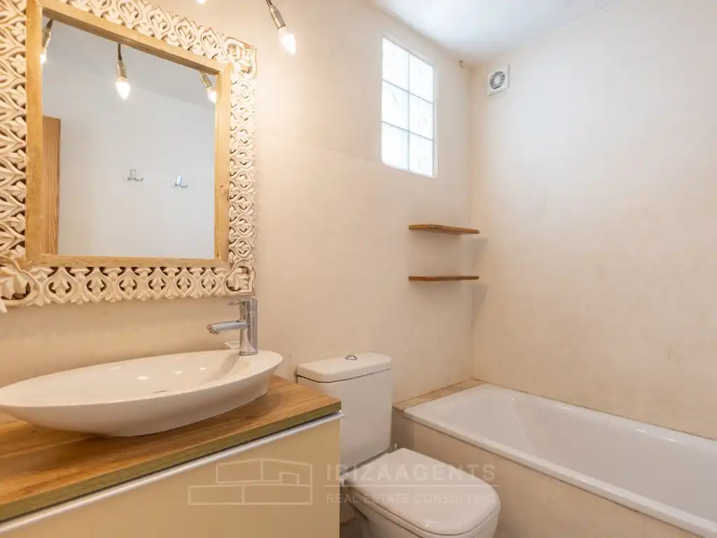 Bathroom of Houses for sale in Santa Eulària des Riu  with Air Conditioner, Terrace and TV