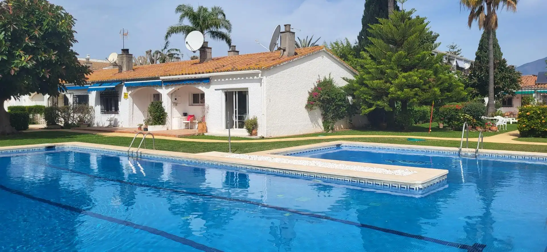 Piscina de Casa adosada en venta en Marbella con Piscina comunitaria