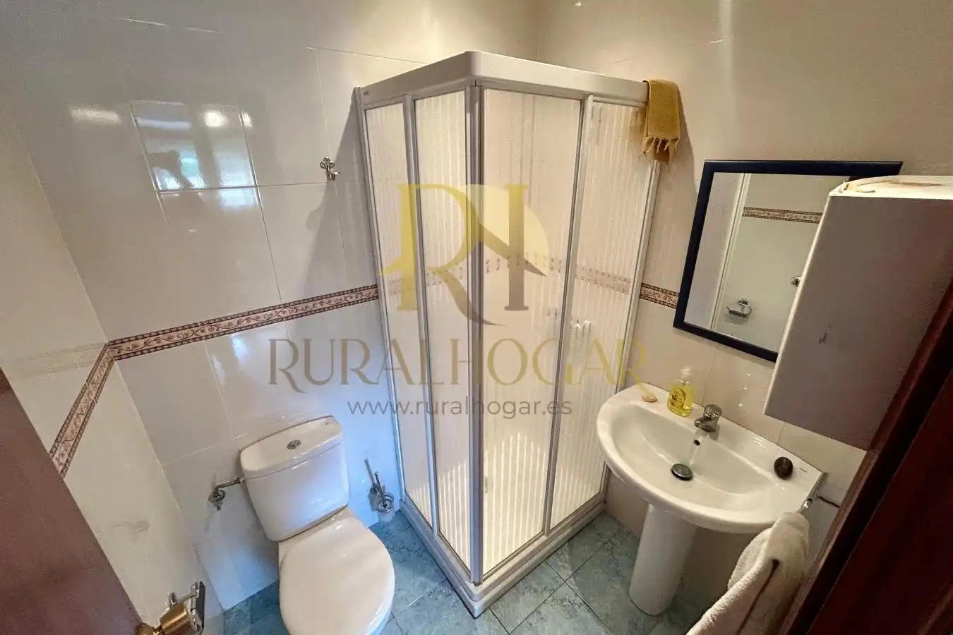 Baño de Casa adosada en venta en Cabrillanes con Calefacción, Jardín privado y Amueblado