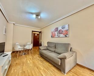 Sala d'estar de Apartament en venda en Oviedo  amb Calefacció, Parquet i Moblat