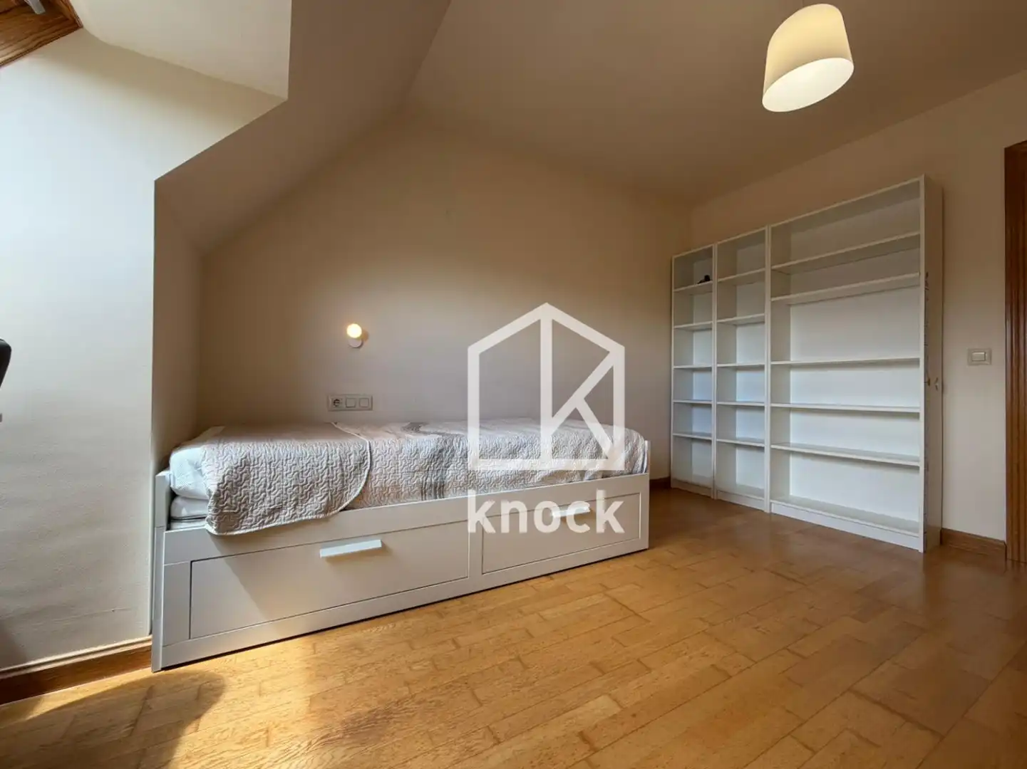 Habitación de Piso en venta en Oviedo  con Calefacción, Jardín privado y Trastero