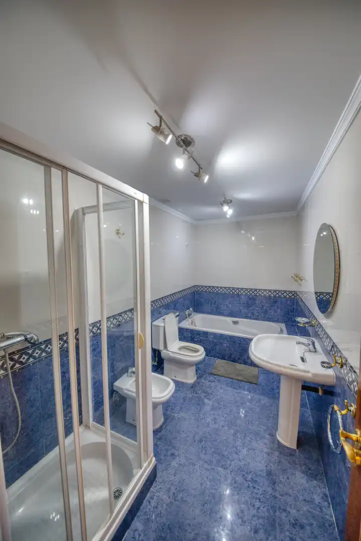 Bathroom of Houses for sale in Benalmádena  with Air Conditioner, Private garden and Parquet flooring