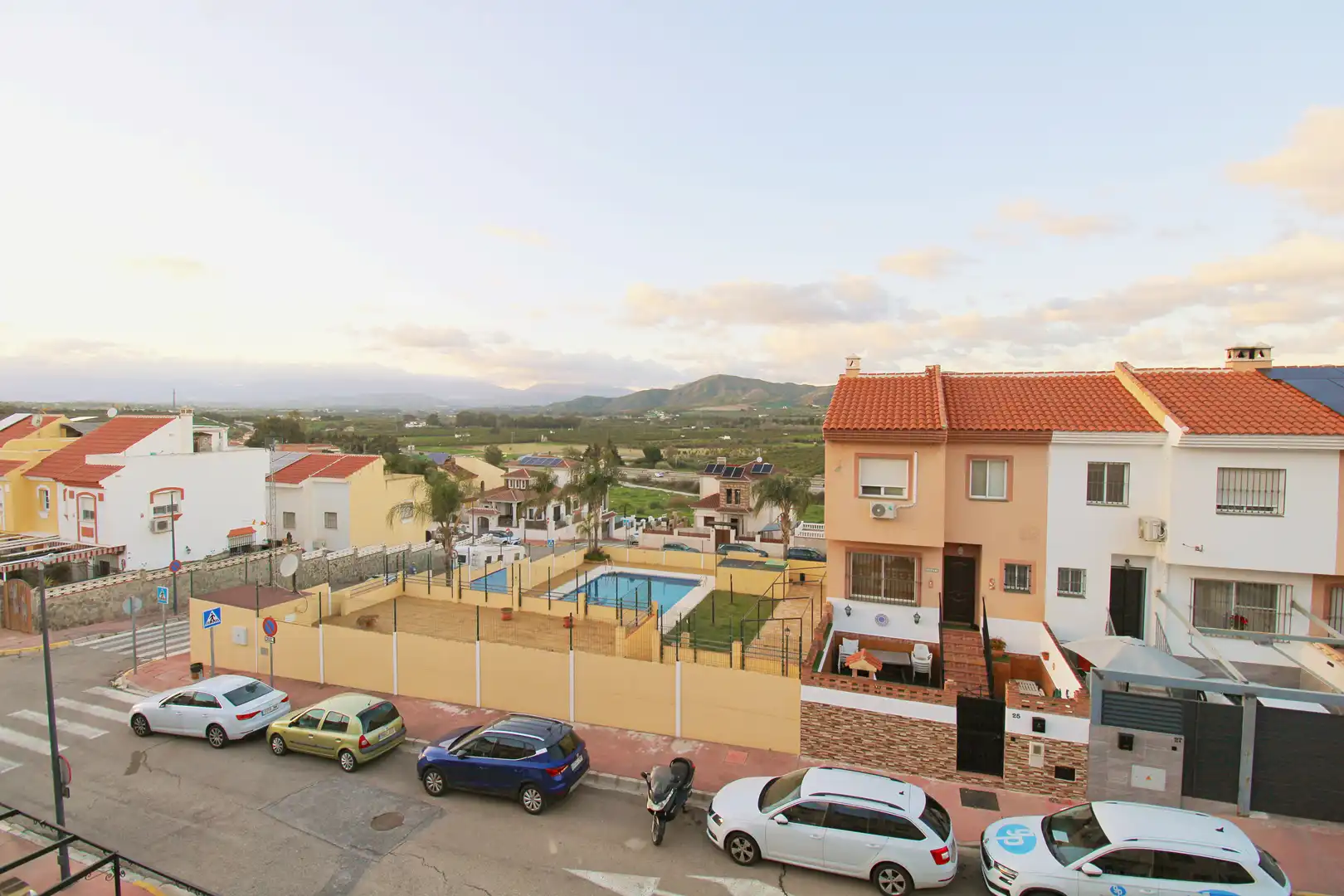 Vista exterior de Casa adosada en venda en Cártama amb Aire condicionat, Terrassa i Piscina comunitària