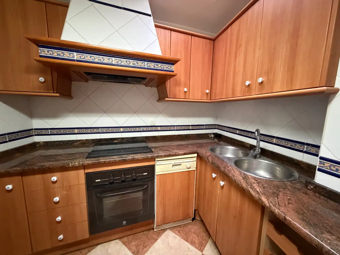 Cuina de Casa adosada en venda en Álora amb Aire condicionat, Terrassa i Moblat