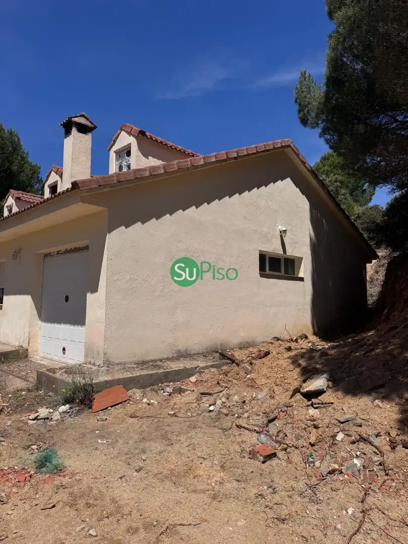 Vista exterior de Casa o xalet en venda en San Martín de Valdeiglesias amb Jardí privat