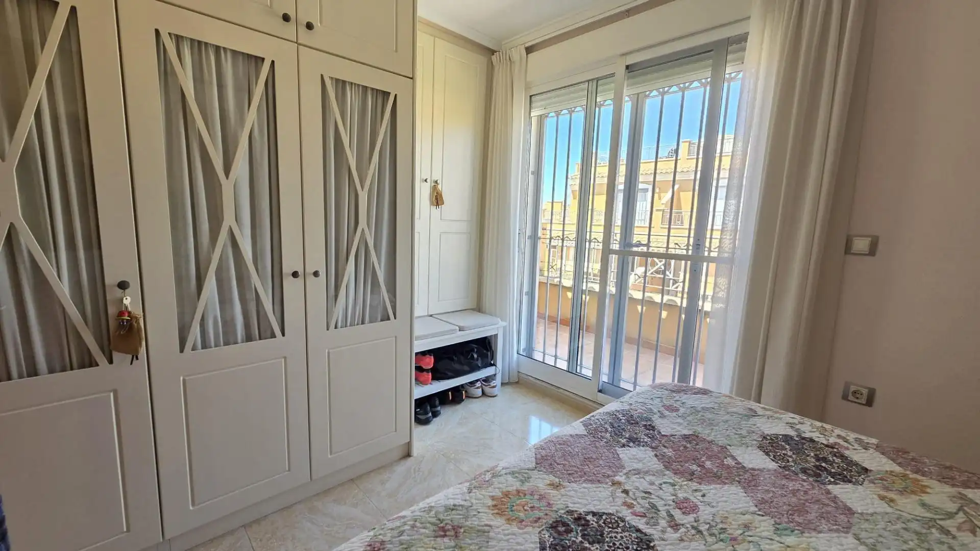 Dormitori de Casa adosada en venda en Torrevieja amb Aire condicionat, Jardí privat i Terrassa