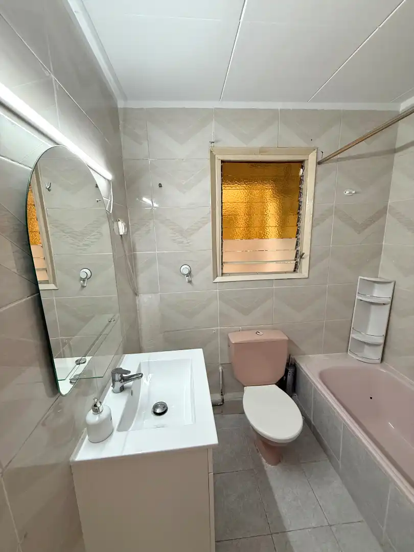 Baño de Ático en venta en Barcelona con Terraza y Horno