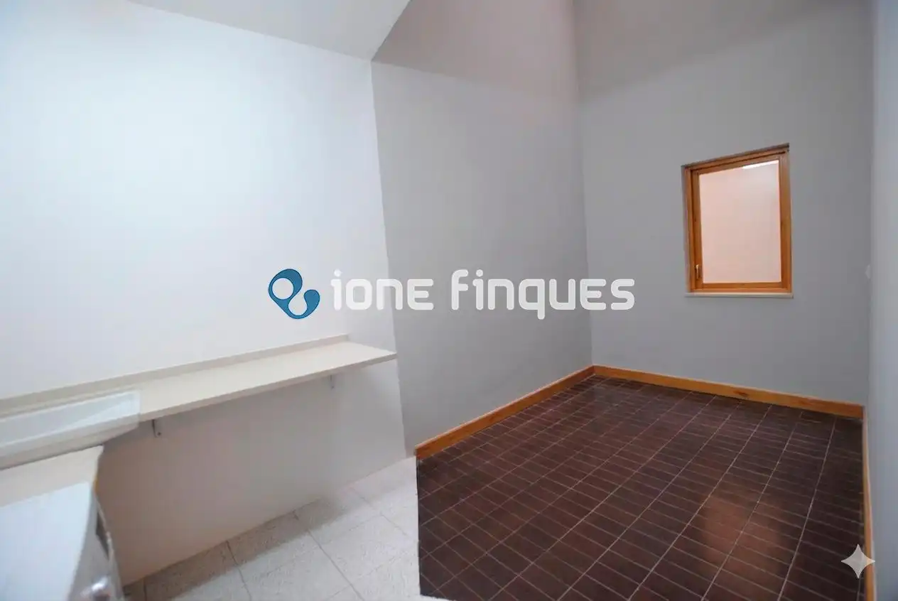 Wohnung zum Verkauf in Barcelona mit Heizung, Privatgarten und Abstellraum
