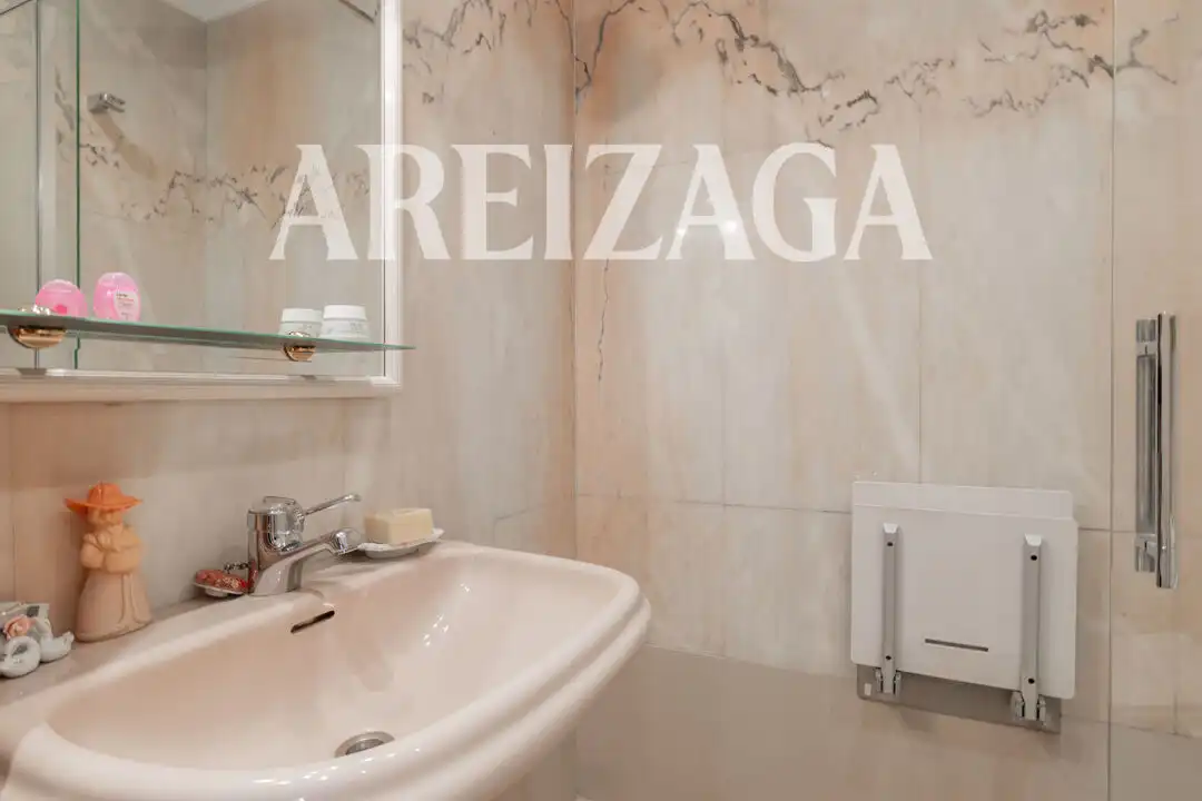 Baño de Piso en venta en Donostia - San Sebastián  con Calefacción, Terraza y Balcón