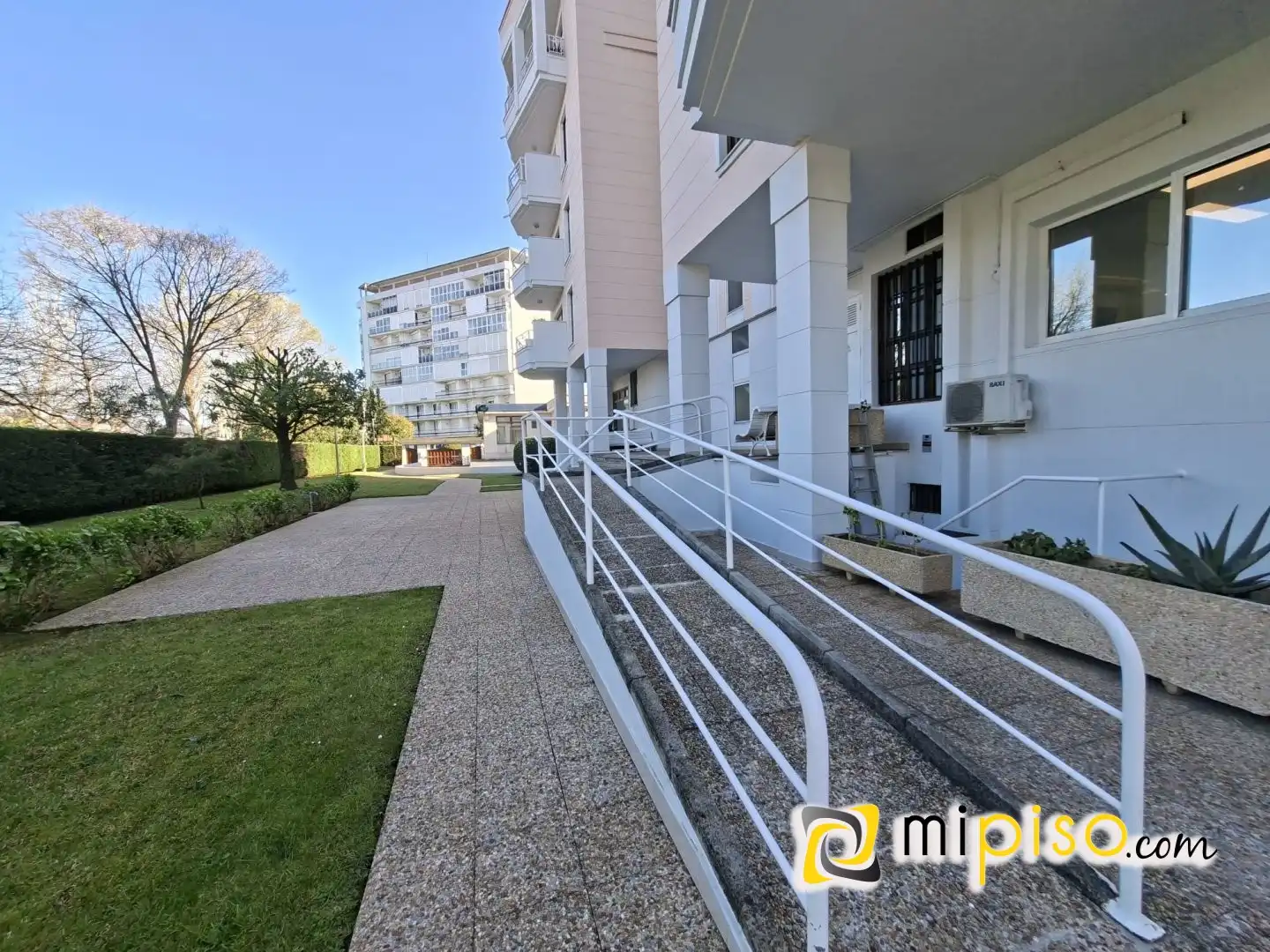 Exterior view of Flat for rent in Laredo  with Terrace and Furnished