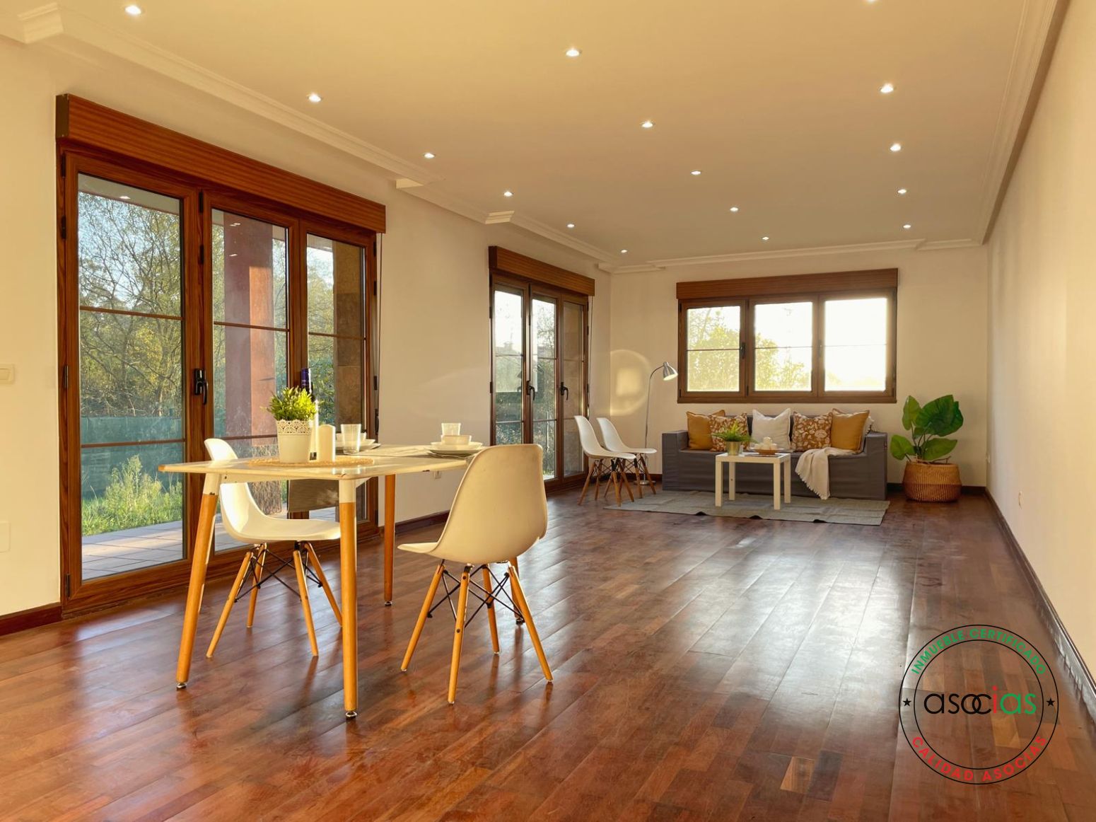 Menjador de Casa o xalet en venda en Llanera amb Calefacció, Jardí privat i Terrassa