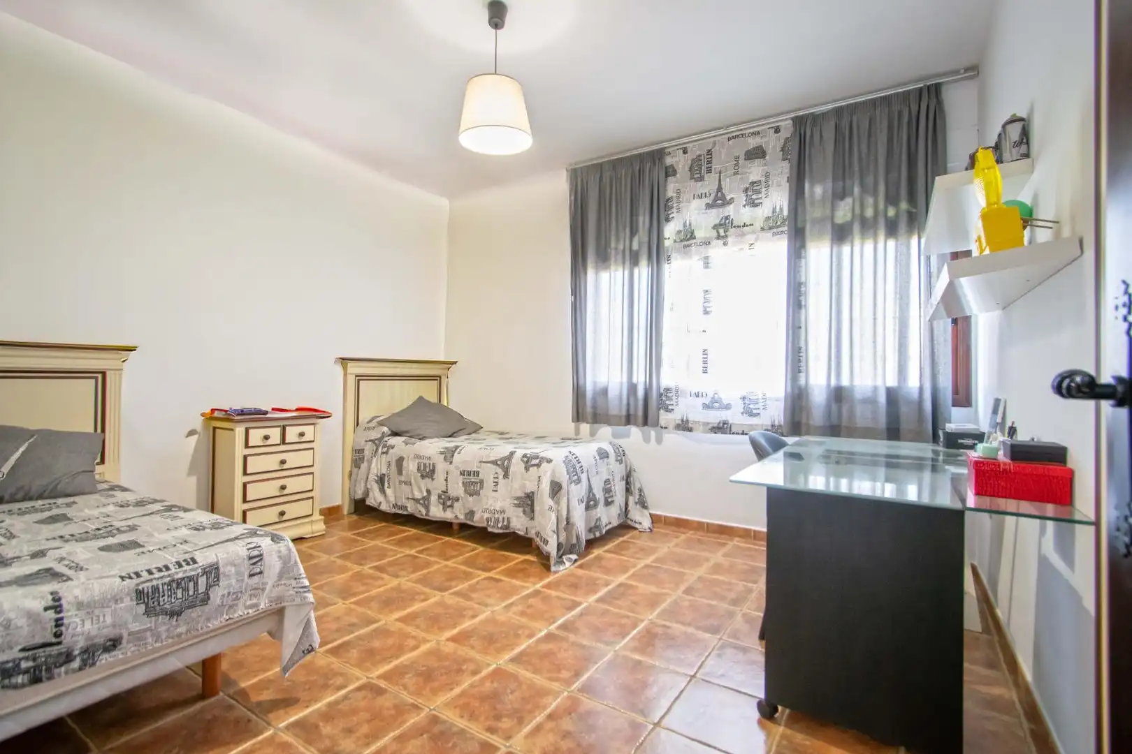 Dormitori de Casa o xalet en venda en Alcalá de Guadaira amb Aire condicionat, Jardí privat i Piscina